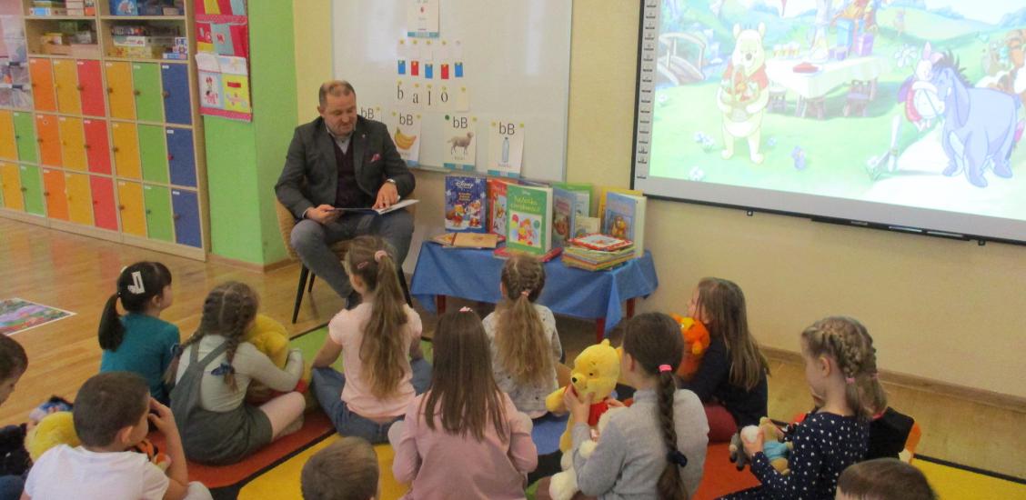 Burmistrz czytał przedszkolakom