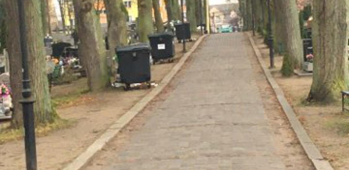 Uporządkowana alejka na cmentarzu