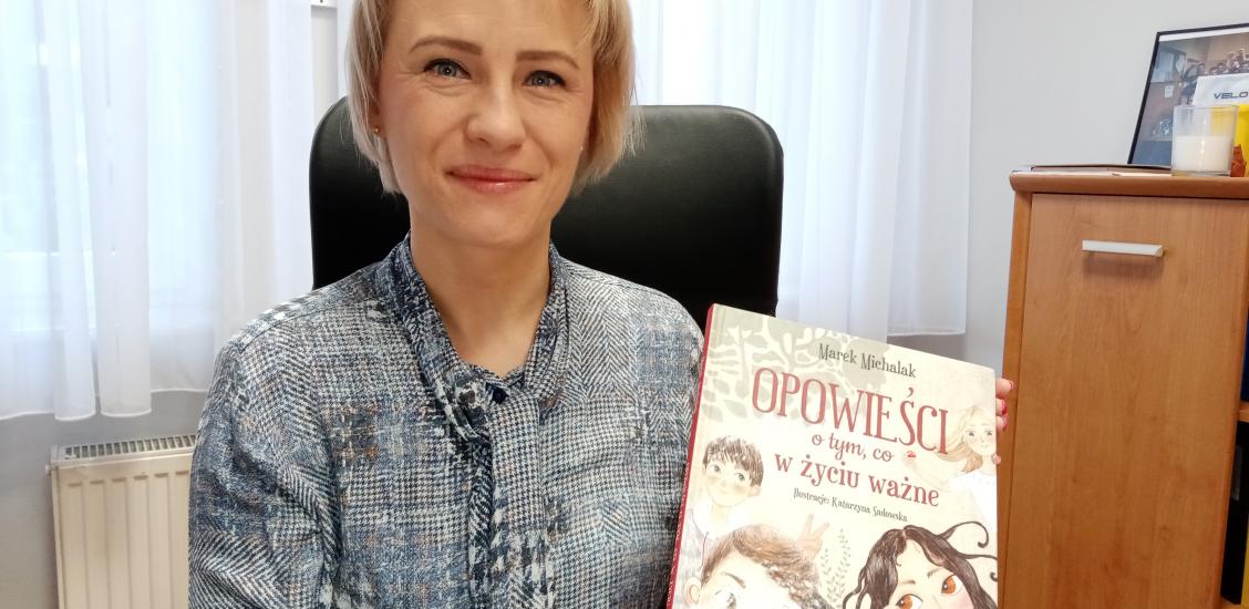 Zastępca Burmistrza Emilia Mazur tuż po otwarciu przesyłki z książką