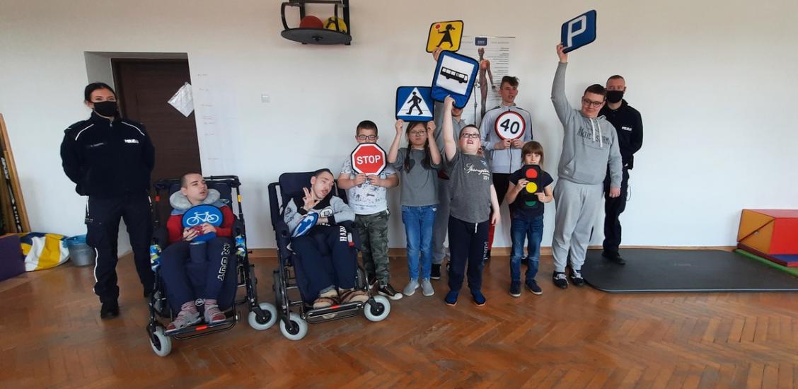 POLICJANCI Z WIZYTĄ W OŚRODKU REHABILITACYJNO - WYCHOWAWCZYM W TOPORZYKU