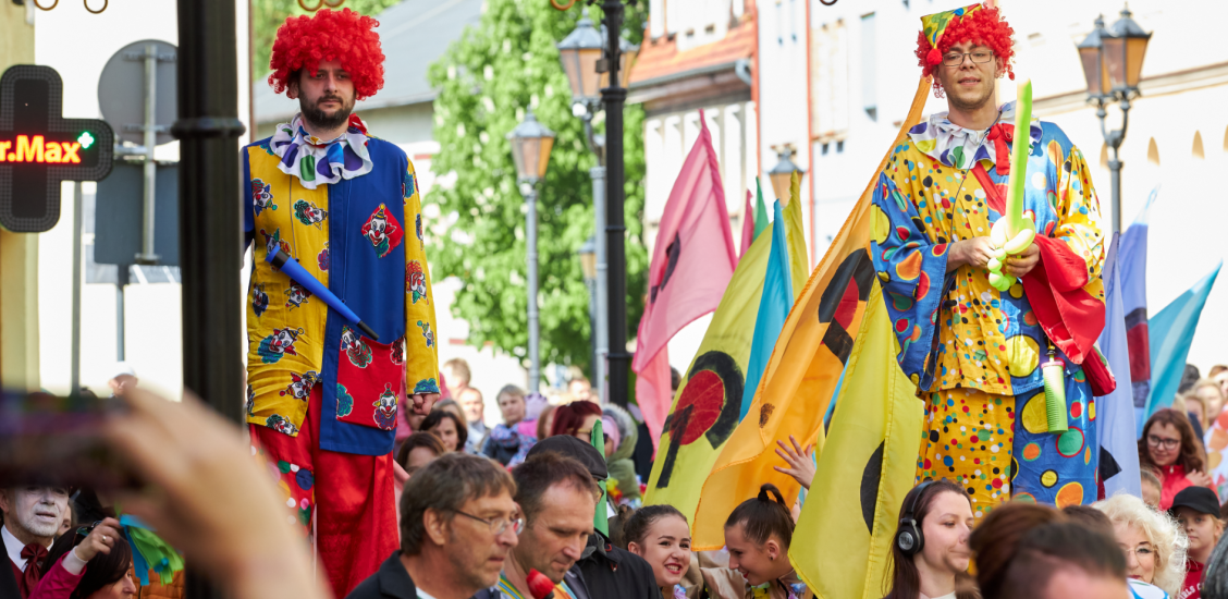 Parada z okazji otwarcia Magicznej Ulicy Parasoli 2022