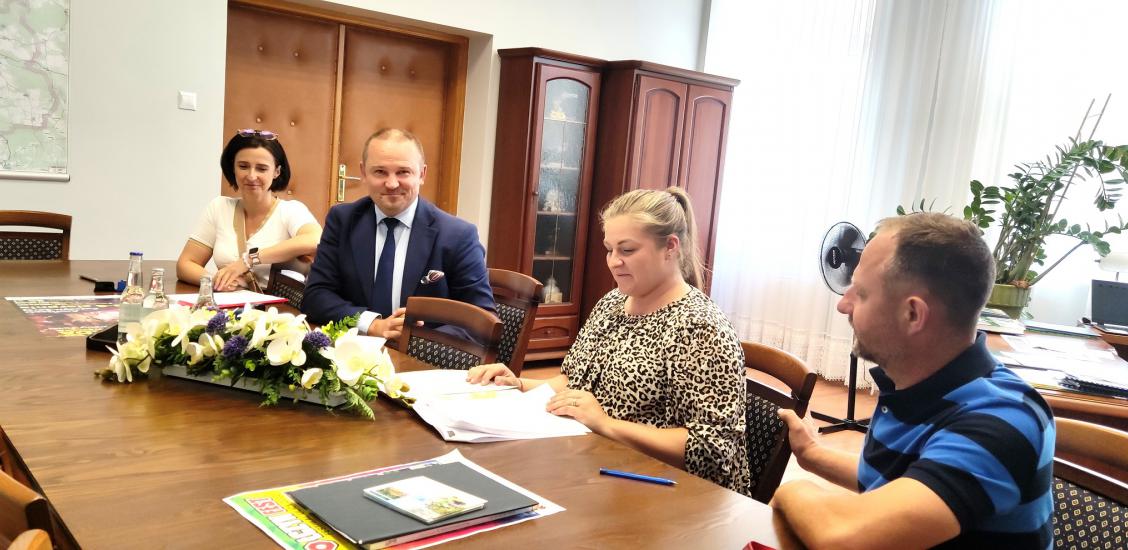 #POŁCZYNPLACBUDOWY „Modernizacja pomieszczeń w budynku domu kultury w Połczynie-Zdroju jako centrum krzewienia lokalnego dziedzictwa kulturalnego” to nazwa zadania, na które 26 lipca 2022 roku Burmistrz Połczyna-Zdroju Sebastian Witek podpisał umowę z firmą Darii i Tomasza Olejarz.   Sporo już zostało zrobione, ale obiekt Centrum Kultury w pełni odzyskał dawny blask, potrzeba jeszcze sporo pracy. W planach jest m.in. rozebranie starych i niefunkcjonalnych już elementów, jak obicia ścian z płytek ceramicznyc