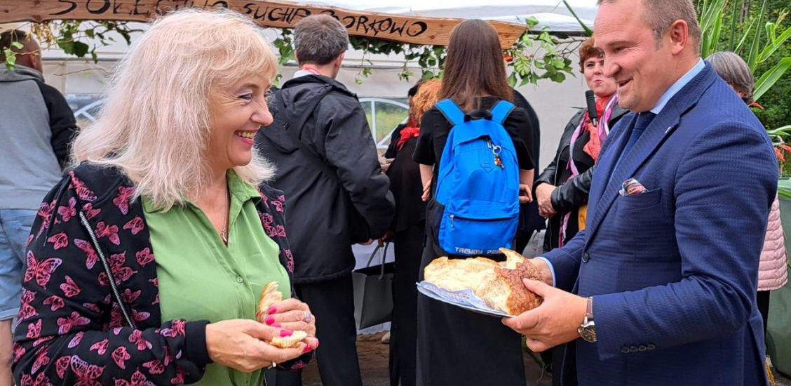Burmistrz Sebastian Witek częstuje chlebem