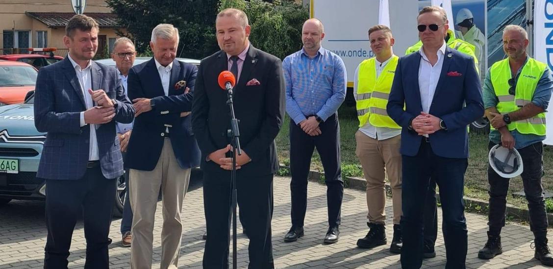 Burmistrz Sebastian Witek na przekazaniu drogi