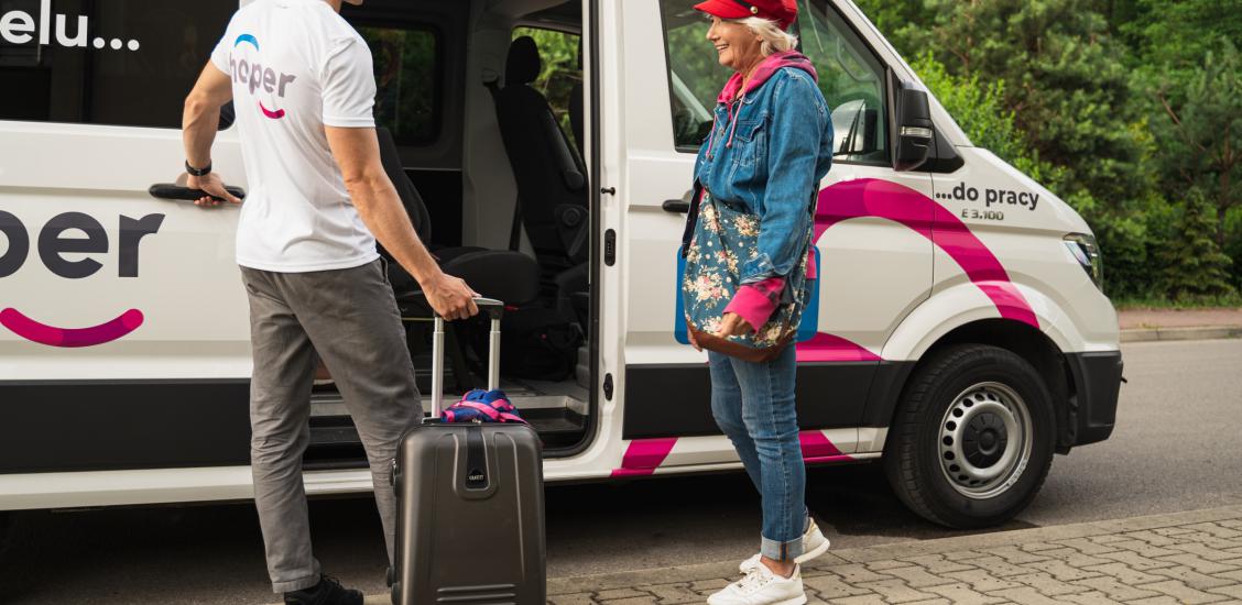 Pasażerka wsiada do busa 