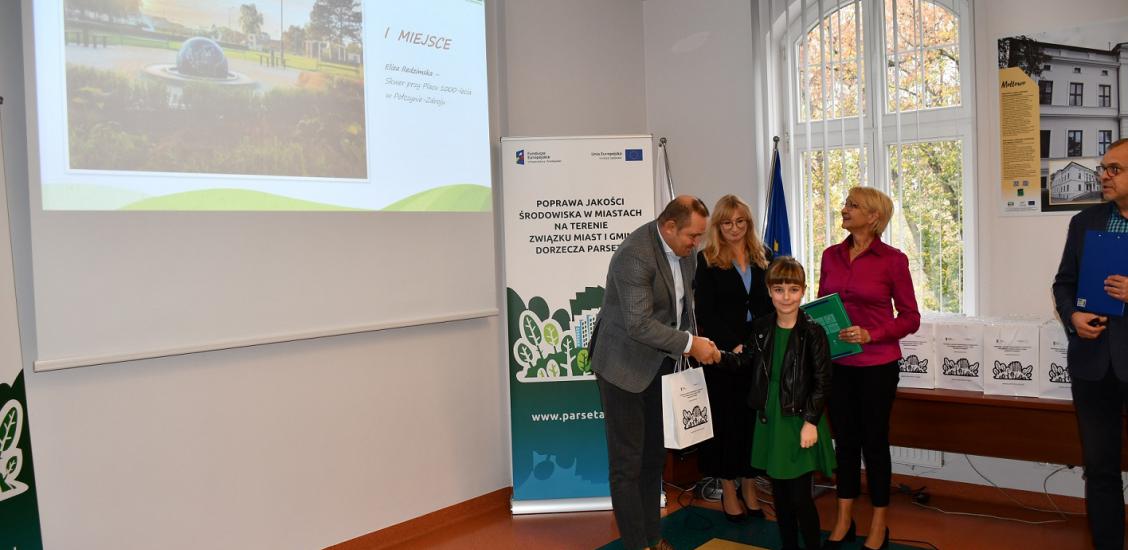 Wręczenie nagrody przez Burmistrza Sebastiana Witka