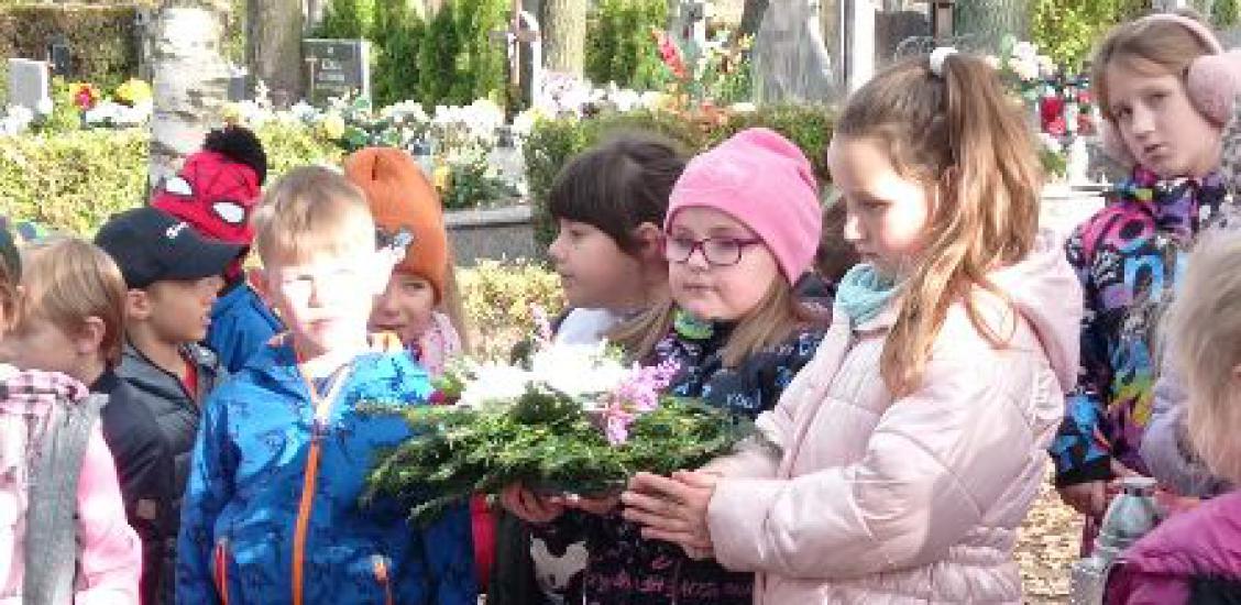 Uczczenie zmarłych podczas wizyty na cmentarzu