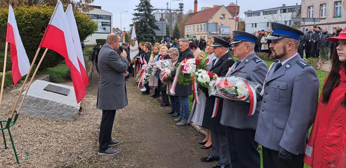 Złożenie wieńców pod "Pomnikiem 100-lecia odzyskania niepodległości 1918-2018" przy skwerze na ulicy Warszawskiej