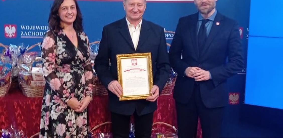 Dyrektor MGOPS w Połczynie-Zdroju Marek Łukomski w towarzystwie Wojewody Zachodniopomorskiego Zbigniewa Boguckiego oraz Justyny Borzym, Dyrektora Wydziału Zdrowia i Polityki Społecznej