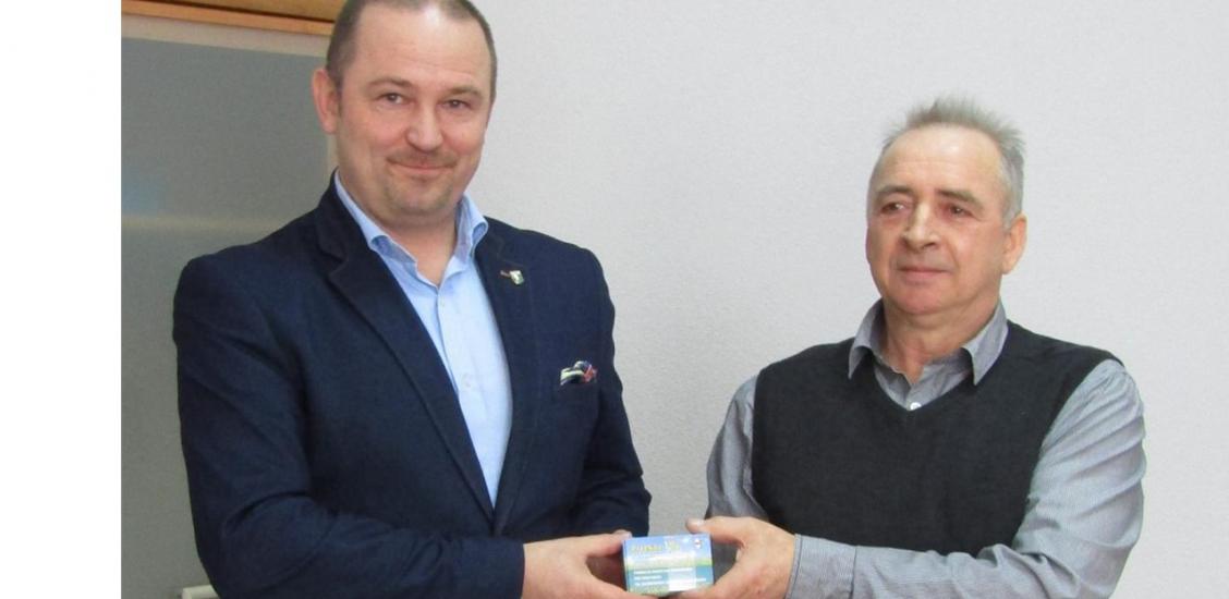 1 Burmistrz Sebastian Witek przekazuje materiały promocyjne Sołtysowi Zajączkowa