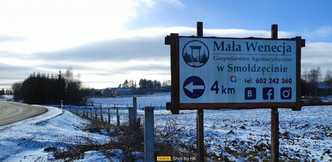 Witacz ,,Małej Wenecji'' oznakowany logo Szwajcarii Połczyńskiej