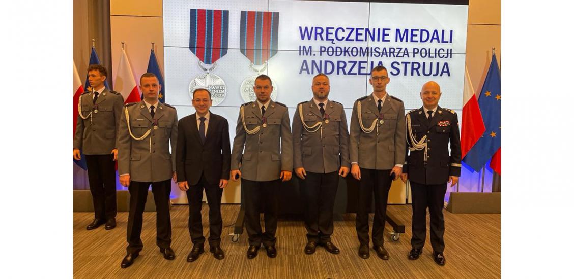 POLICJANCI Z KOMISARIATU POLICJI W POŁCZYNIE-ZDROJU NA UROCZYSTOŚĆ WRĘCZENIA MEDALI IM. PODKOMISARZA POLICJI ANDRZEJA STRUJA Z UDZIAŁEM MINISTRA MARIUSZA KAMIŃSKIEGO