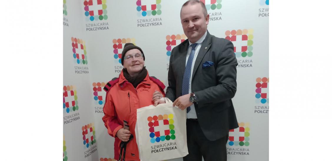 Pani Maria Marcinkiewicz odbiera drobne upominki od Burmistrza Sebastiana Witka