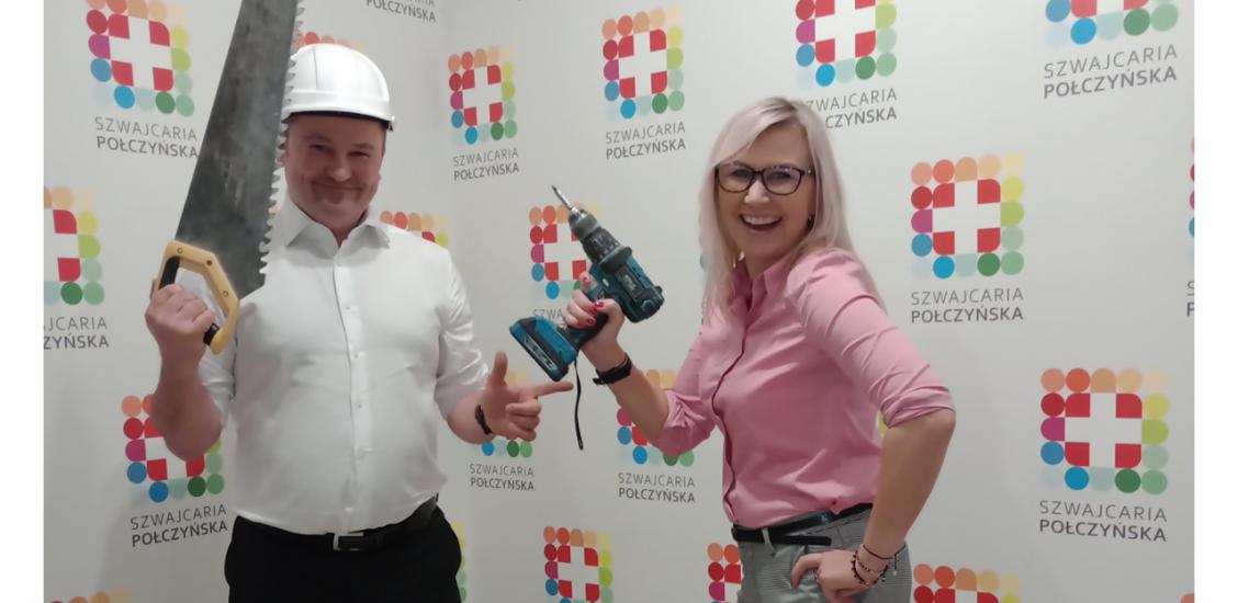 Wicemarszałek Województwa Zachodniopomorskiego Anna Bańkowska i Burmistrz Połczyna-Zdroju Sebastian Witek majstrują przy Marce Szwajcaria Połczyńska