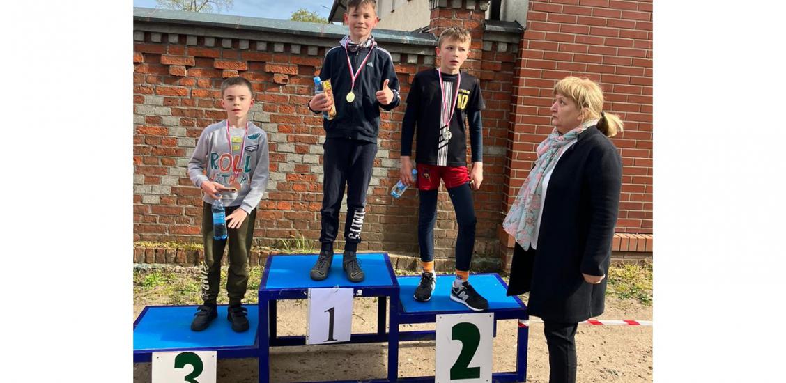 Szkolny Bieg Patriotyczny z okazji 3 Maja przy Szkole Podstawowej nr 1 im. Adama Mickiewicza w Połczynie-Zdroju