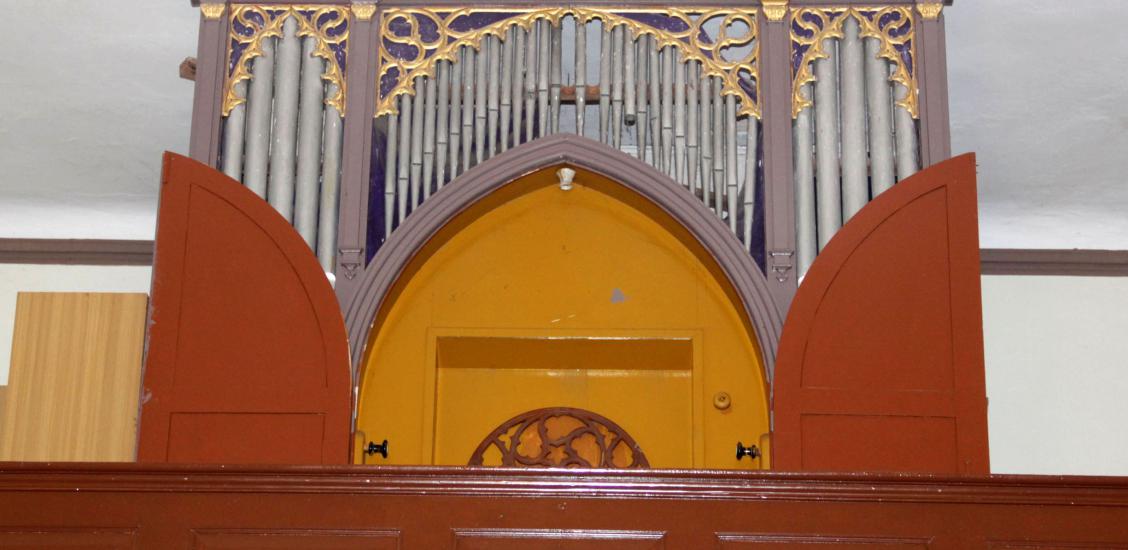 Kościół filialny pw. Najświętszego Serca Pana Jezusa w Łęgach- organy widok całości