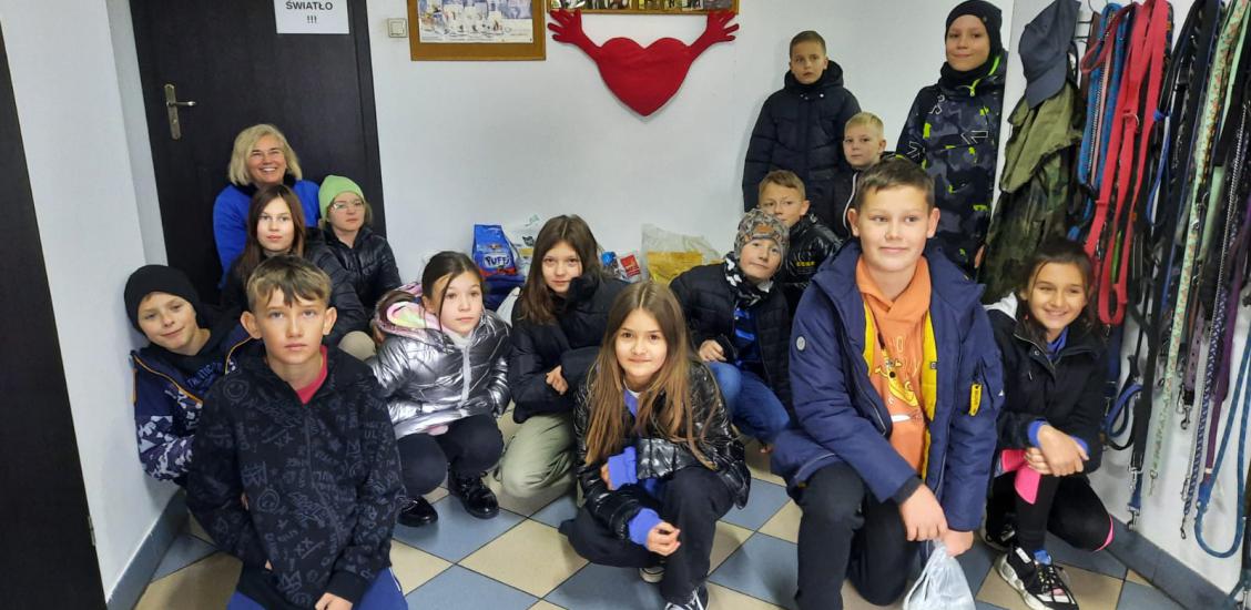 Przekazanie potrzebnych produktów do schroniska w Białogardzie przez uczniów Jedynki