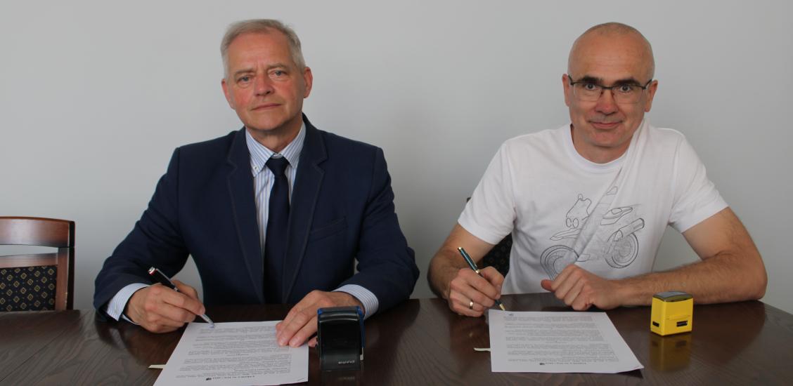 Podpisanie umowy przez Burmistrza Połczyna-Zdroju Józefa Nizioła z firmą J.C. INWEST Spółka z o.o.