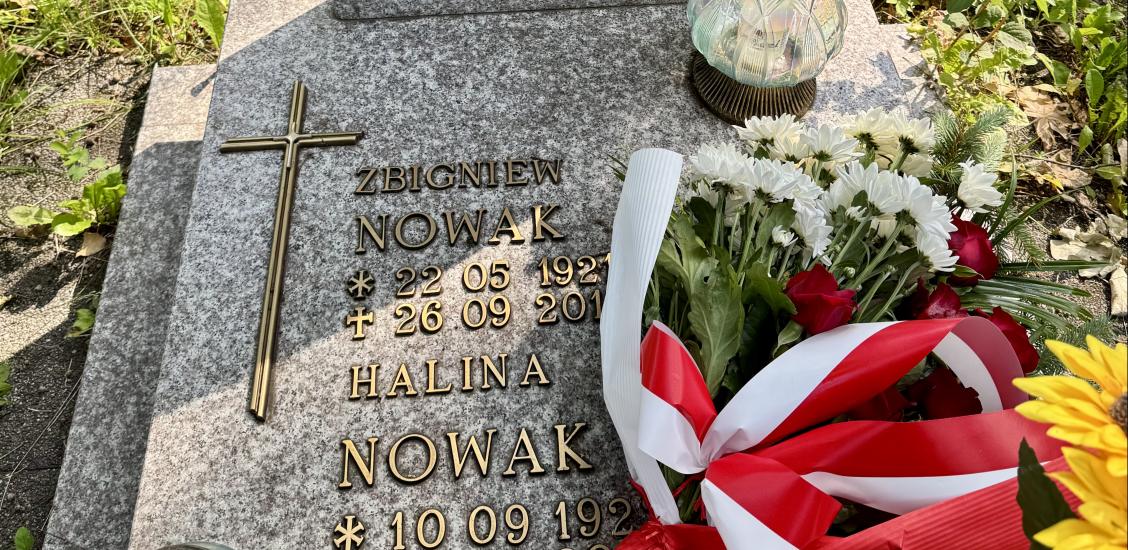 Złożenie kwiatów na grobie Zbigniewa Nowaka
