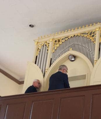 Organy w Łęgach znów zabrzmiały po 35 latach – święto muzyki i historii