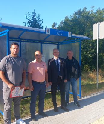 Nowe wiaty przystankowe w Redle