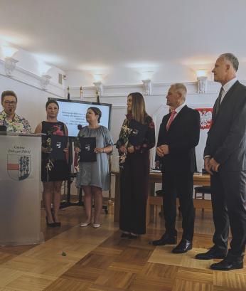 Uroczyste wręczenie aktów nadania awansu zawodowego nauczycieli oraz stypendiów Burmistrza Połczyna-Zdroju, fot. Aneta Wasilewska