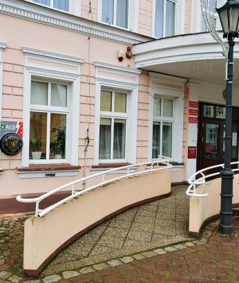 Instalacja zestawu AED na zewnątrz budynku Urzędu Miejskiego