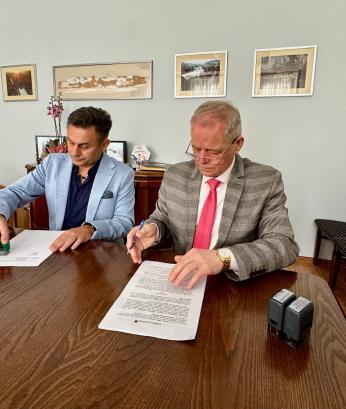 Podpisanie umowy na remonty dróg