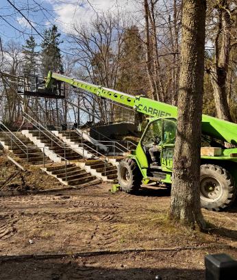 Rozpoczęto rozbiórkę stalowych elementów amfiteatru